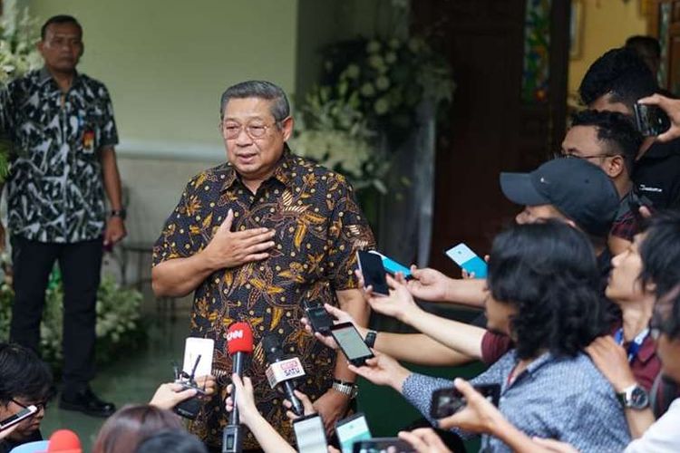 Presiden ke-6 RI Susilo Bambang Yudhoyono memberikan keterangan pers setelah menerima calon presiden nomor urut 02 Prabowo Subianto, Senin (3/6/2019), di Puri Cikeas, Jawa Barat. Prabowo Subianto menyampaikan belasungkawa atas wafatnya Kristiani Herrawati atau Ani Yudhoyono kepada  Presiden ke-6 RI Susilo Bambang Yudhoyono .