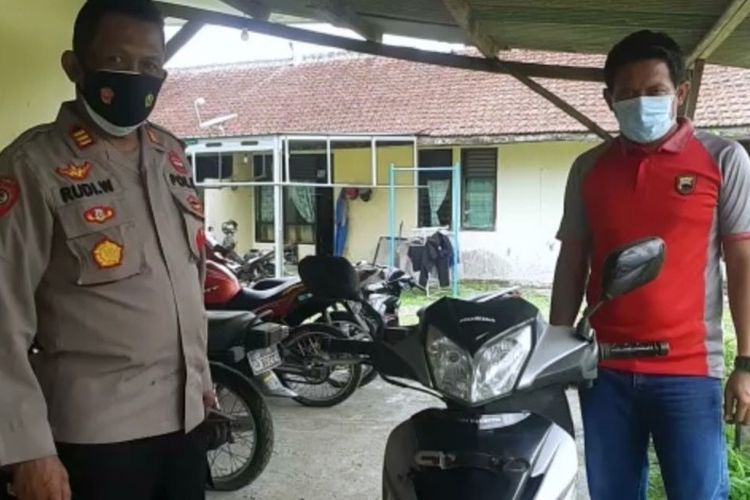 Kapolsek Bojong AKP Rudi Wihartana bersama anggotanya saat mengamankan barang bukti motor hasil curian, di mapolsek setempat, Rabu (17/11/2021) (Dok. Humas Polres Tegal)