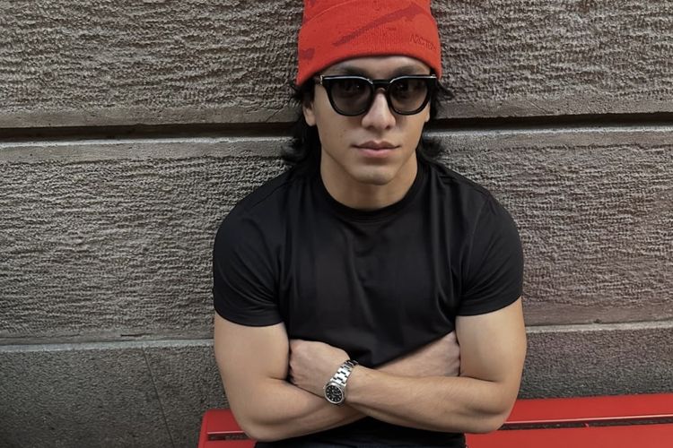 Gaya busana edgy ala aktor Jefri Nichol.