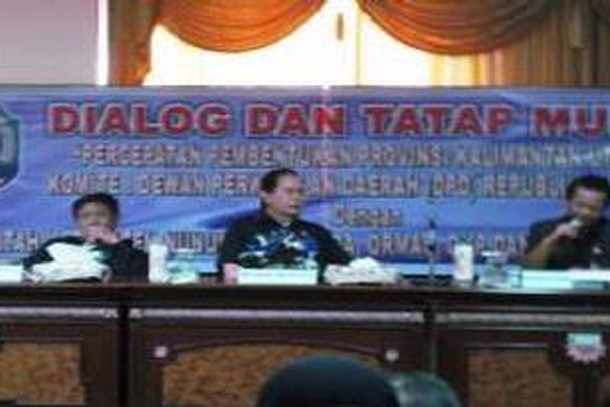 Luther Kombong saat bersama Wakil Bupati Nunukan Kasmir Foret. 