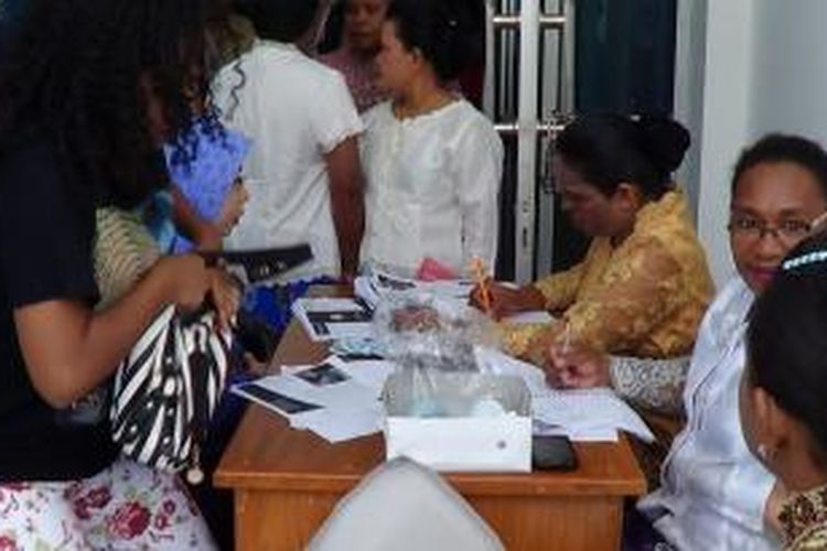 Suasana petugas medis dengan menggunakan pakaian kebaya Jawa, saat saat memberikan pelayanan kepada masyarakat, di Puskesmas Sanggeng, Manokwari, Selasa (21/4). 