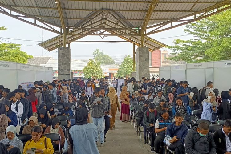 Suasana para pencari kerja di kegiatan Job Fair Kecamatan Rancaekek, Kabupaten Bandung, Jawa Barat, Selasa (24/6/2025)
