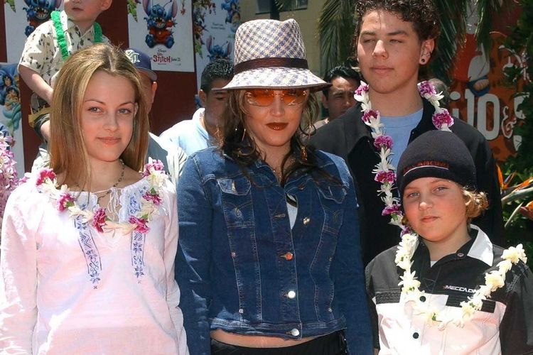 Lisa Marie Presley dan anak-anaknya, Benjamin Keough (kanan depan),  Riley Keough (kiri), dan saudara tirinya, Navarone Garibaldi (belakang) menghadiri pemutaran film Lilo and Stitch di El Capitan, Hollywood, 16 Juni 2002. Benjamin Keough meninggal pada Minggu (12/7/2020) di usia 27 tahun.