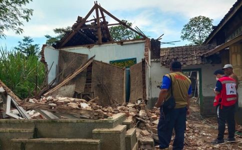 Earthquake in Indonesia’s East Java Province Kills Eight, Injures 25