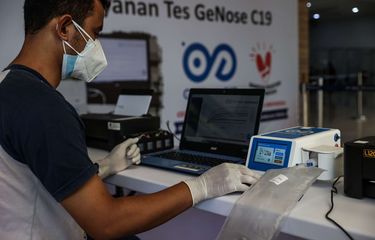 Petugas memeriksa sampel napas GeNose C19 calon penumpang kereta api jarak jauh di Stasiun Pasar Senen, Jakarta Pusat, Kamis (4/2/2021). Mulai 5 Februari 2021, PT KAI menyediakan layanan pemeriksaan GeNose C19 di Stasiun Pasar Senen dan Stasiun Yogyakarta sebagai syarat untuk naik kereta api jarak jauh.