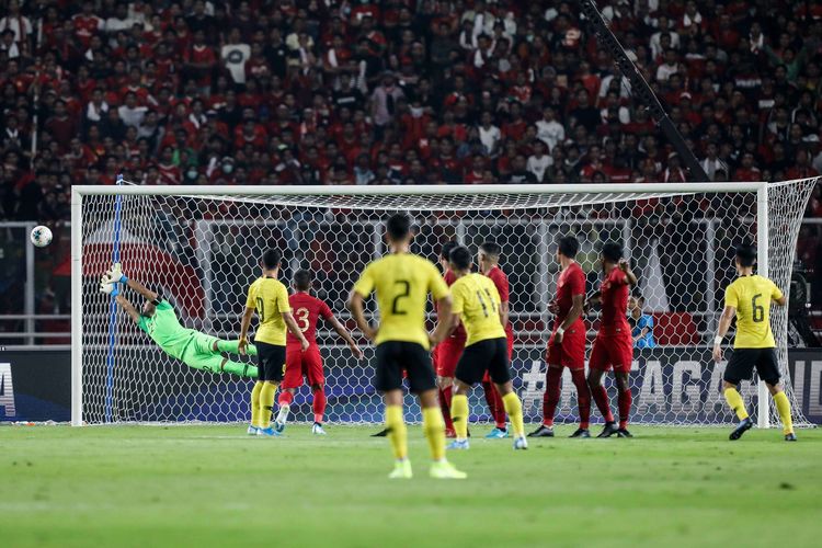 Pesepak bola timnas Malaysia melakukan tendangan ke arah timnas Indonesia saat pertandingan Kualifikasi Piala Dunia 2022 Grup G Zona Asia di Stadion Gelora Bung Karno, Senayan, Jakarta, Kamis (5/9/2019). Tim nasional Indonesia menelan kekalahan dari Malaysia dengan skor 2-3.