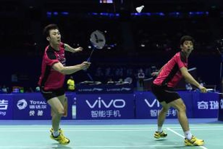 Pasangan ganda putara Korea. Lee Yong-dae (kanan)/Yoo Yeon-seong, bertahan dari serangan ganda Malaysia, Goh V Shem/Tan Wee Kiong, pada babak penyisihan Grup D Piala Sudirman di Dongguan, Tiongkok, Minggu (10/5/2015). Lee/Yoo kalah 22-20, 14-21, 25-27. 