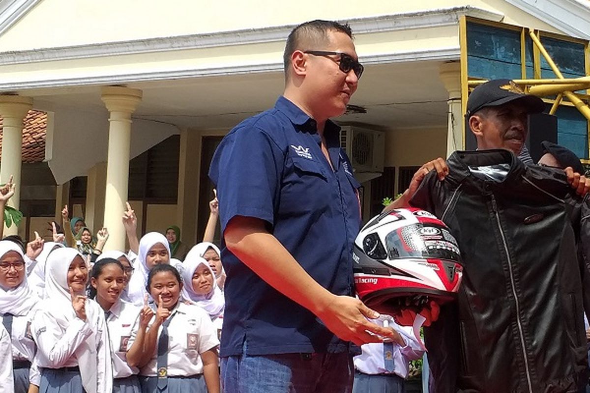 Slamet Gunaedi, satpam SMAN 4 Tangerang Selatan mendapat cinderamata dari PT Astra Honda Motor, Senin (4/2/2019).