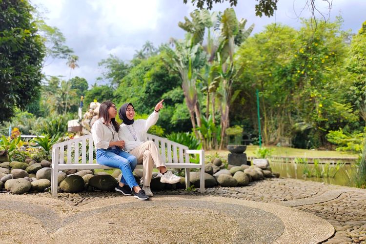 Fasilitas tempat duduk di Taman Akuatik, Kebun Raya Bogor