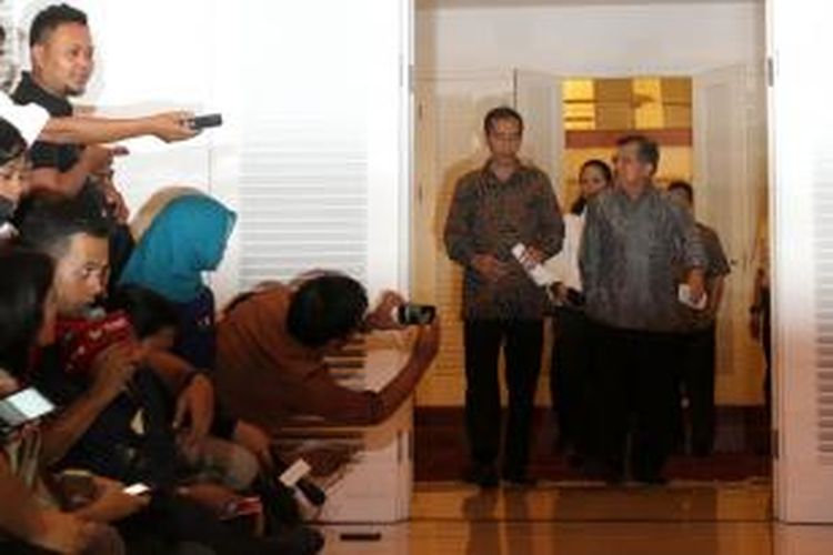 Presiden dan Wakil Presiden terpilih Joko Widodo dan Jusuf Kalla memberikan keterangan pada wartawan terkait porsi Kabinetnya mendatang, di Rumah Transisi Jokowi-JK, Jakarta, Senin (15/9/2014). Rencananya Kabinet Jokowi-JK akan diperkuat 34 Kementrian yang terdiri dari 18 orang profesional dan 16 orang dari partai politik. 
