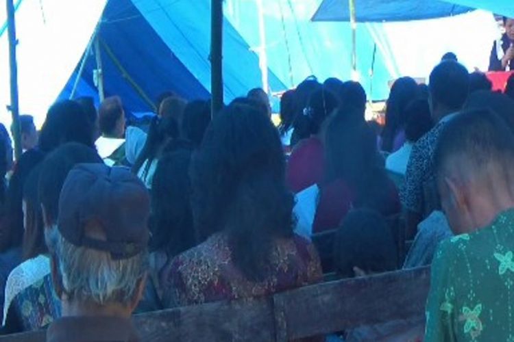 Ratusan warga pengungsi di Desa Rambusaratu, Kecamatan Mamasa, Sulawesi Barat, menggelar Ibadah Minggu di tenda-tenda pengungsian, Minggu (18/11/2018).