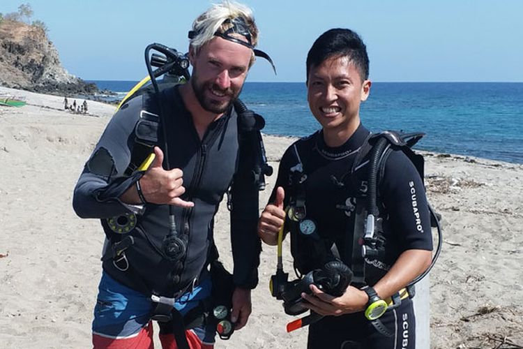 Bersama instruktur Open Water saya, Chris dari Swedia di dive site Dili Rock, Dili, Timor Leste.