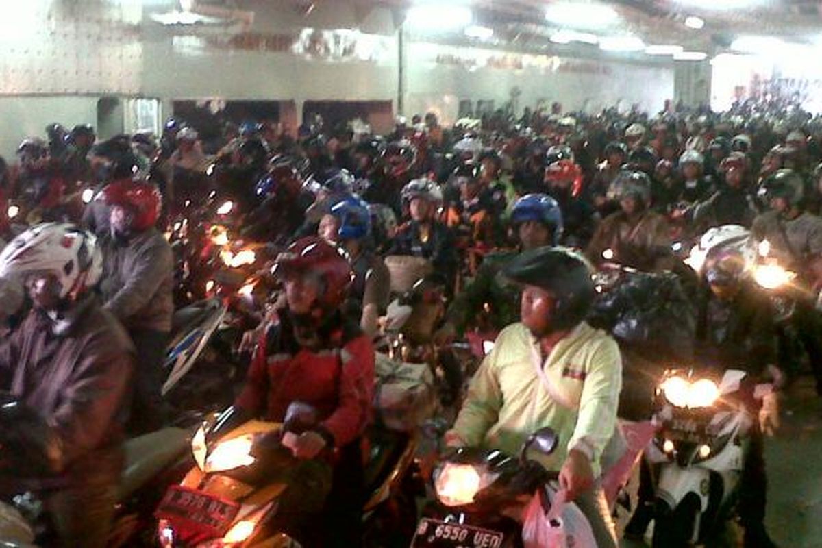 Ribuan pemudik menggunakan sepeda motor tiba di Pelabuhan Tanjung Priok setelah berlayar menggunakan KRI Makasar 590.