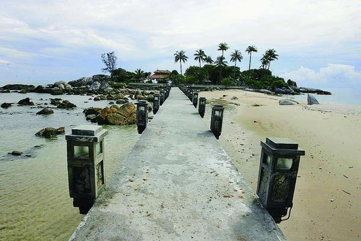 Pantai Parai Tenggiri  di  Sungailiat, Kabupaten Bangka, Provinsi Kepulauan Bangka Belitung, merupakan salah satu  tempat wisata andalan  di Bangka Belitung. Foto diambil beberapa waktu lalu.