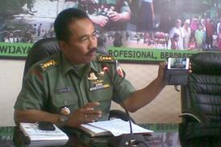 Kapendam V Brawijaya, Kolonel Arm Totok Sugiarto, menunjukkan foto korban.