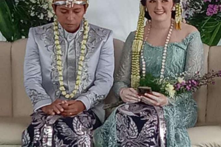 Pria Asal Rembang bernama Anjar Hari Kiswanto menikahi wanita asal Rusia bernama Zukofa Veronika di Desa Tasikagung, Rembang, Jawa Tengah, pada Minggu (24/7/2022)