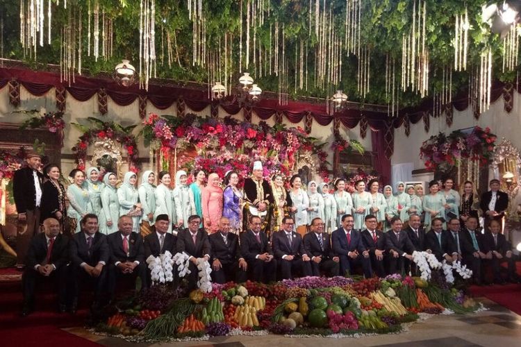 Menteri-menteri Kabinet Kerja berpose saat menghadiri resepsi pernikahan Kahiyang Ayu dan Muhammad Bobby Afif Nasution di Gedung Graha Saba Buana, Solo, Rabu (8/11/2017).