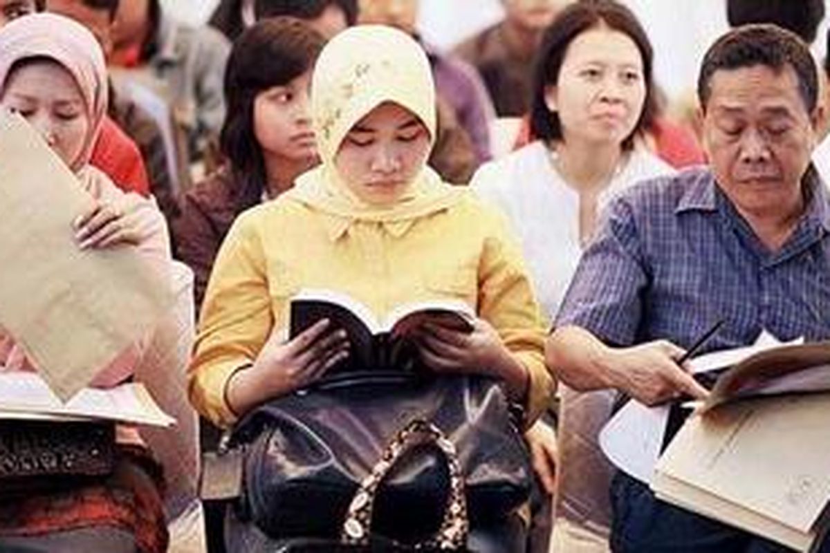 Para wajib pajak mempersiapkan kelengkapan dokumen  surat pemberitahuan  (SPT) tahunan pajak 2010 sebelum diserahkan ke loket pelayanan di Kantor Pelayanan Pajak Pratama, Kebayoran Lama, Jakarta Selatan, Kamis (31/3). Kantor pelayanan pajak dan kotak penyerahan (drop box) di sejumlah perkantoran dan pusat perbelanjaan dipadati warga pada hari terakhir penyerahan SPT.