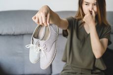 5 Trik Mudah Hilangkan Bau Tak Sedap dari Sepatu