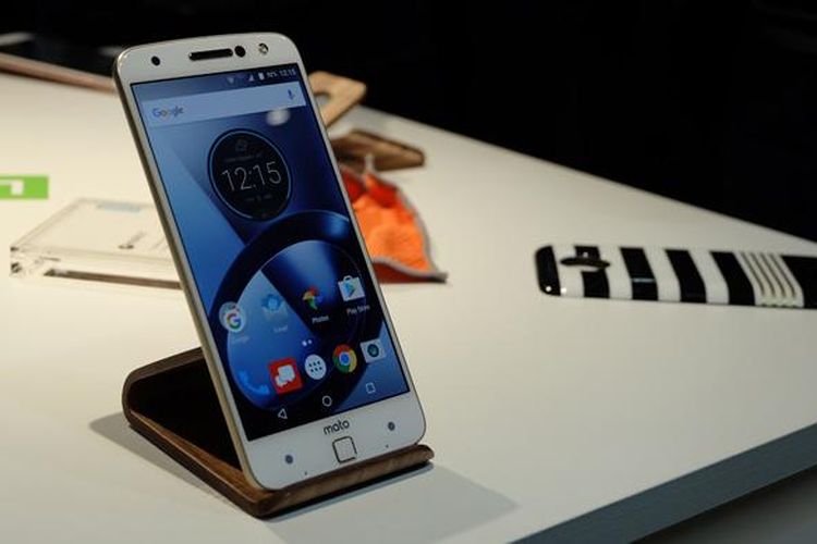 Ini merupakan smartphone modular dari Motorola, anak usaha Lenovo