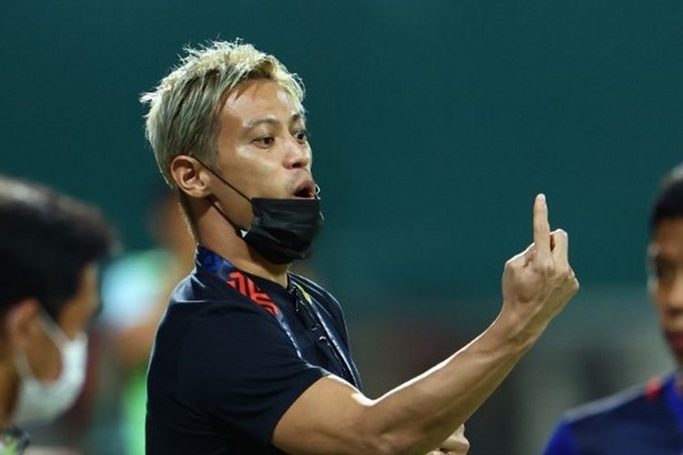 Pelatih Kamboja, Keisuke Honda, ketika menginstruksikan para pemainnya sebelum pertandingan melawan Indonesia di Piala AFF 2021 di Singapura. Terkini, Keisuke Honda akan kembali mendampingi Kamboja melawan Indonesia di Piala AFF 2022. Laga timnas Indonesia vs Kamboja dalam jadwal Piala AFF 2022 bergulir di Stadion Utama Gelora Bung Karno pada Jumat (23/12/2022). Honda mengaku mendapatkan telepon misterius jelang laga kontra Indonesia.(Photo by Yong Teck Lim/Getty Images) (Photo by Yong Teck Lim / GETTY IMAGES ASIAPAC / Getty Images via AFP)