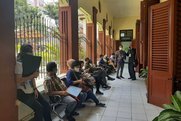 Suasana pelayanan masyarakat di Pengadilan Negeri Surabaya, Kamis (20/1/2022).