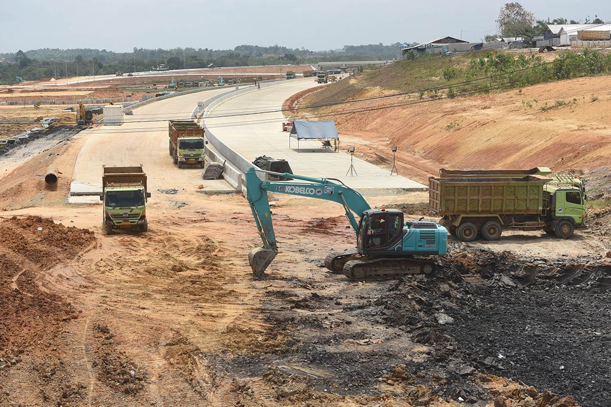 Foto aerial proyek Tol Balikpapan-Samarinda yang melintasi wilayah Samboja di Kutai Kartanegara, Kalimantan Timur, Rabu (28/8/2019). Gardu tol di Samboja akan menjadi salah satu ases masuk Ibu kota baru dari arah Samarinda dan Balikpapan.