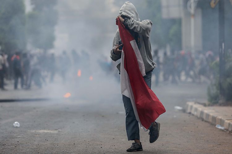 Foto karya fotografer Kompas.com, Garry Andrew Lotulung yang viral di media sosial dan aplikasi pesan percakapan, mengabadikan momen seorang pemuda yang diketahui berinisial LA saat aksi pelajar di belakang Gedung DPR/MPR, Palmerah, Jakarta Barat, Rabu (25/9/2019) lalu.