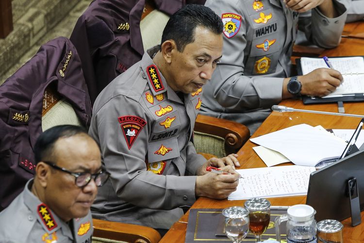 Kapolri Jenderal Pol. Listyo Sigit Prabowo (kanan) mengikuti rapat kerja dengan Komisi III DPR di Kompleks Parlemen, Senayan, Jakarta, Senin (26/1/2026). Raker tersebut membahas evaluasi kinerja Tahun Anggaran 2025 dan rencana kerja Tahun Anggaran 2026.