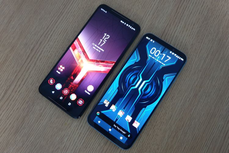 ROG Phone 2 (kiri) dan Black Shark 2 Pro (kanan) tampak depan.