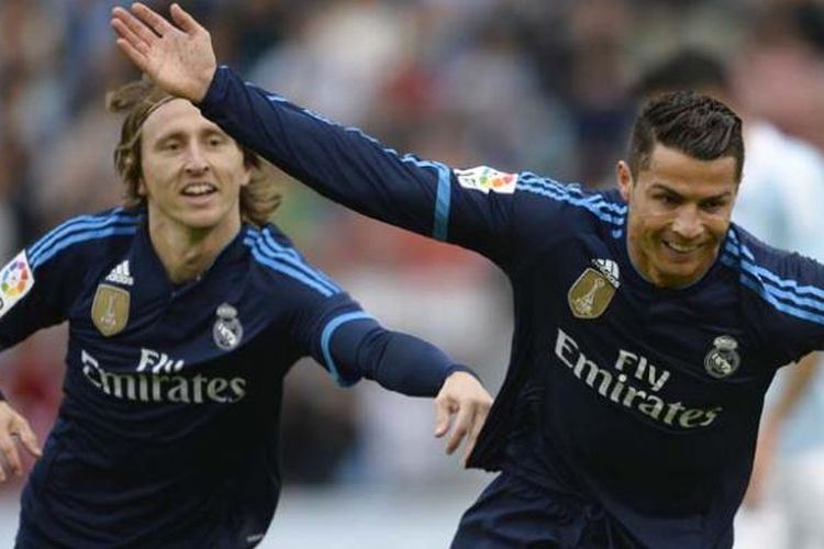 Penyerang Real Madrid Cristiano Ronaldo (kanan) melakukan selebrasi bersama rekannya asal Kroasia, Luka Modric, setelah mencetak gol ke gawang Celta Vigo pada pertandingan La Liga di Balaidos stadium, Vigo, Sabtu (24/10/2015).