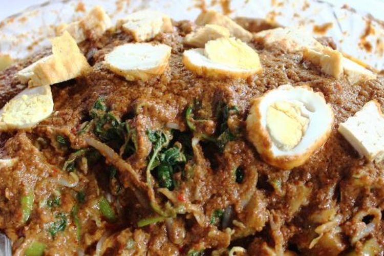 Lezatnya bumbu kacang yang tersiram diatas sayuran segar gado-gado Kampung Tugu.