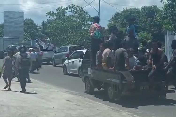 Foto : Warga kota Maumere, Kabupaten Sikka, NTT, berhamburan mencari tempat aman.