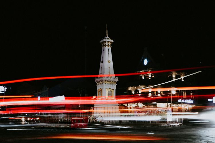 Ilustrasi Tugu Jogja di Kota Yogyakarta, Daerah Istimewa Yogyakarta (DIY), pada malam hari. 