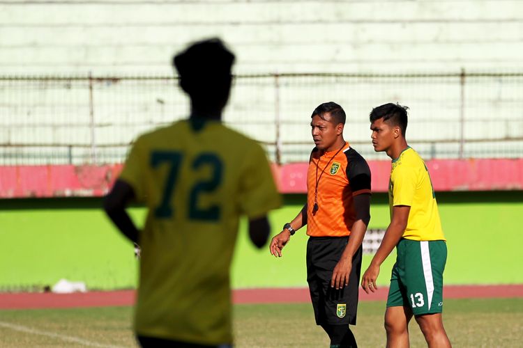 Bejo Sugiantoro (tengah) dan Rachmat Irianto (kanan), Bapak dan anak yang satu tim mengarungi Liga 1 2019.
