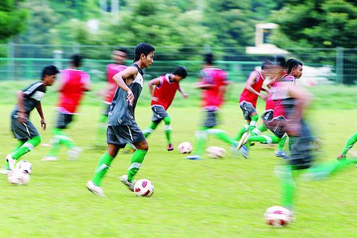 Pemain tim nasional sepak bola U-17 berlatih di Lapangan PSSI Senayan, Jakarta, Sabtu (14/1). Tim yang baru terbentuk pekan ini tersebut akan tampil dalam HKFA International Youth Football Invitation Tournament di Hongkong, 27-29 Januari.
