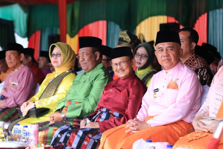 Mantan Presiden Habibie dan Gubernur Riau Arsyadjuliandi Rachman duduk berdampingan pada peringatan HUT ke-61 Provinsi Riau, Kamis (9/8/2018).