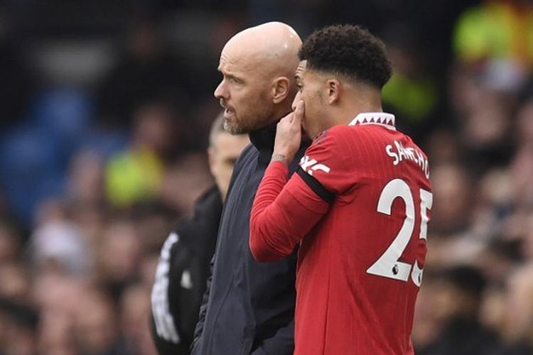 Striker Man United, Jadon Sancho, berbicara dengan pelatih Man United, Erik ten Hag, dalam laga Premier League yang mempertemukan Leeds United vs Man United pada 12 Februari 2023. Terkini, Sancho yang dibekukan dari tim utama Manchester United dikabarkan bakal kembali ke Dortmund sebagai pemain pinjaman. (Foto oleh Oli SCARFF / AFP).