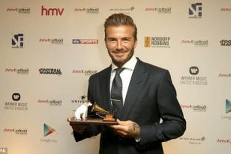 David Beckham menerima Legend of Football Award pada Anniversary HMV Football Extravaganza ke-20 di London, Selasa (1/9/2015).