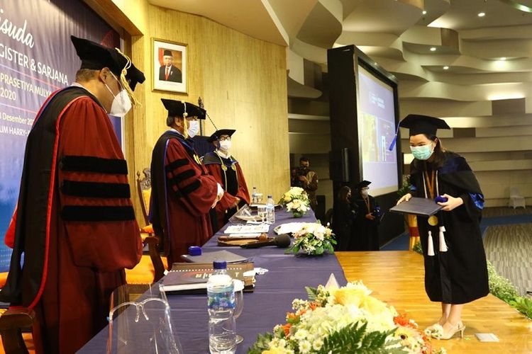 Chalfina Dwitha Lietara saat wisuda Universitas Prasetiya Mulya 2020 
