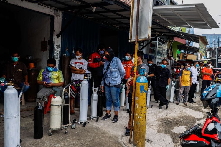 Warga mengantre untuk mengisi ulang tabung gas oksigen di Medical Oxygen di Jalan Minangkabau Timur, Jakarta Selatan, Kamis (1/7/2021). Pedagang mengaku permintaan isi ulang tabung gas oksigen mengalami peningkatan setelah terjadi lonjakan kasus positif Covid-19.