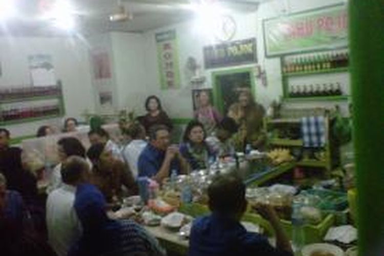 Mantan Presiden SBY didampingi Ibu Ani Yudhoyono dan Edi Baskoro Yudhoyono menyempatkan makan di warung Tahu Kupat 