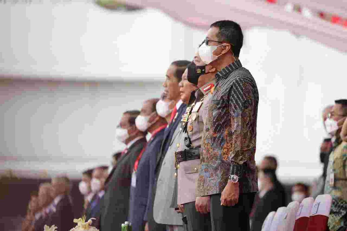 Penjabat (Pj) Gubernur DKI Jakarta Heru Budi Hartono saat mendampingi Presiden Joko Widodo (Jokowi) ketika menyaksikan kegiatan Indo Defence 2022 Expo and Forum di JIExpo Kemayoran, Jakarta Pusat, Rabu (2/11/2022).
