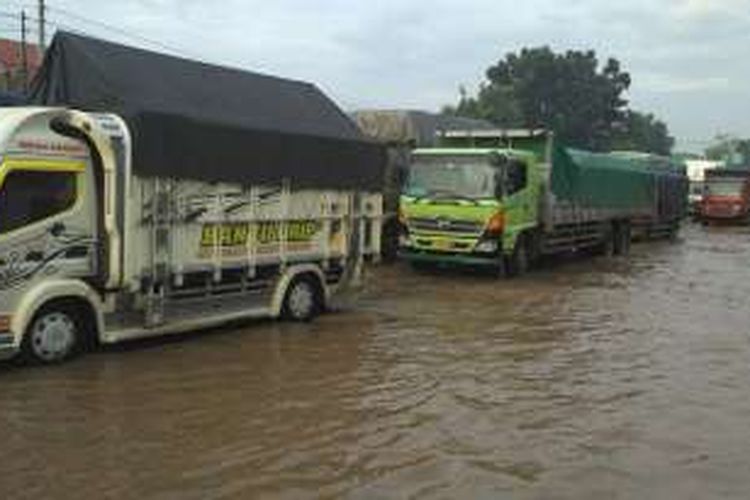 Sisa genangan banjir luapan sungai Welang yang meluber di jalur pantura Pasuruan-Probolinggo