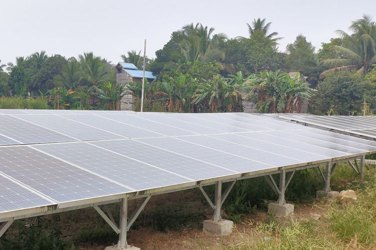 Panel solar di Pembangkit Listrik Tenaga Surya (PLTS) Desa Menamang Kanan, Kecamatan Muara Kaman, Kutai Kartanegara, Kalimantan Timur.