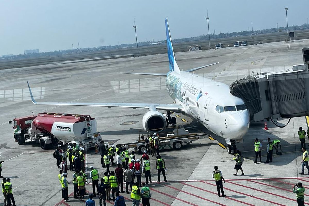 Pesawat Garuda Indonesia dengan rute penerbangan Bandara Internasional Soekarno-Hatta ke Bandara Internasional Adi Soemarmo menggunakan bahan bakar Pertamina Sustainable Aviation Fuel (SAF) pada Jumat (26/10/2023).  