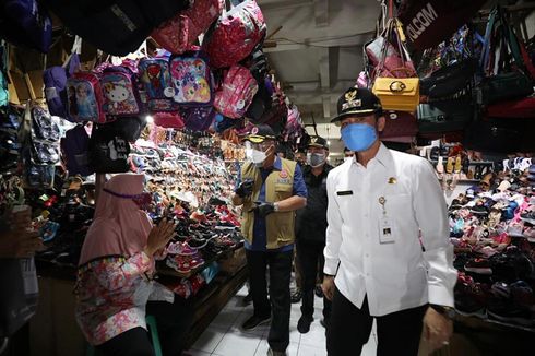 Blusukan ke Pasar Bitingan Kudus, Kepala BNPB Ingatkan Pedagang untuk Patuhi Prokes