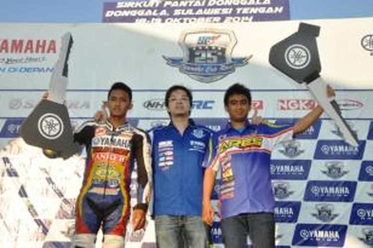 Juara umum kelas Seeded Seri 8 Yamaha Cup Race, Anis KS (kanan) dan juara umum Pemula, Anggi Setiawan (kiri), foto bersama Andi Limbunan Direktur Marketing Main Dealer CV Akai Jaya Motor