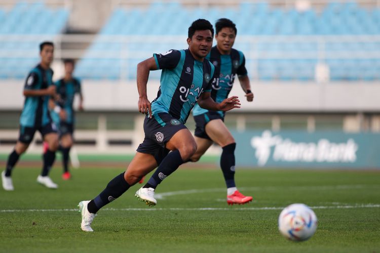 Asnawi Mangkualam saat bermain bagi Ansan Greeners di Liga K-League 2 Korea Selatan kontra Bucheon FC 1995 pada Juli 2022. Terkini, Asnawi tampil dan mencetak gol saat Ansan Greeners melawan Jeonnam Dragons di Stadion Ansan Wa pada pekan ke-30 K-League 2022, Minggu (31/7/2022).