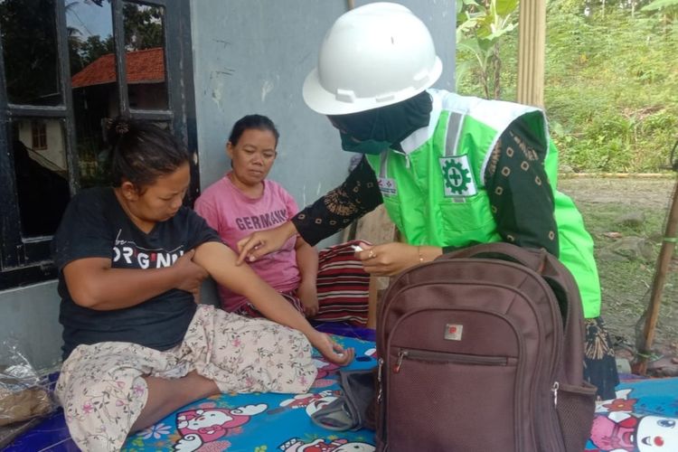 Tim medis mendatangi warga terdampak kebocoran pipa BBM Pertamina di Sungai Jambu, Jeruklegi, Kabupaten Cilacap, Jawa Tengah.